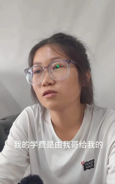这次“扁担女孩”刘燕露面接受新华社采访。采访中，她讲解了自己一家人的经济来源