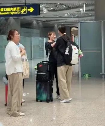 太逗了！王曼昱和陈熠比身高，一下子就成了小矮人，随后一把推开她目前，国乒的全体