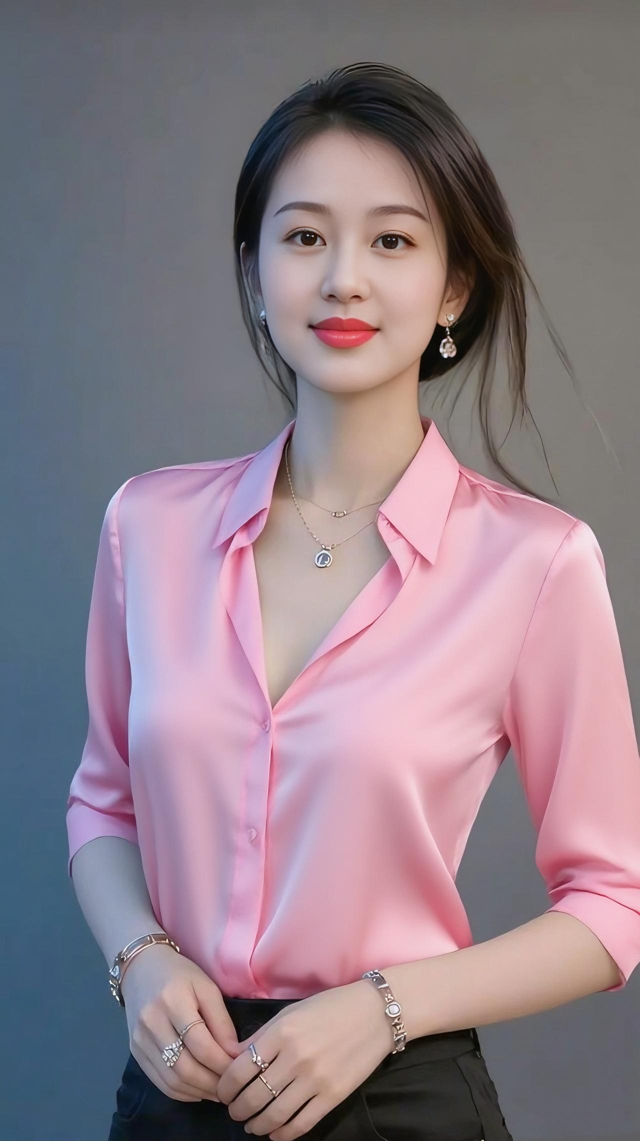 《粉缎里的轻柔分寸》柔光落在粉缎衬衫上，泛着润软的光，领口的弧度裹着恰好的