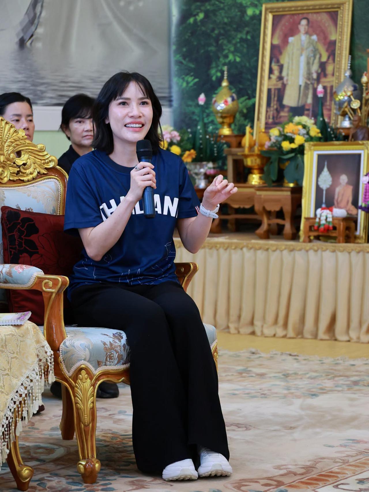 诗妮娜贵妃到了英国，终于有了松弛感2026年9月28日，泰国诗妮娜贵妃现身英国