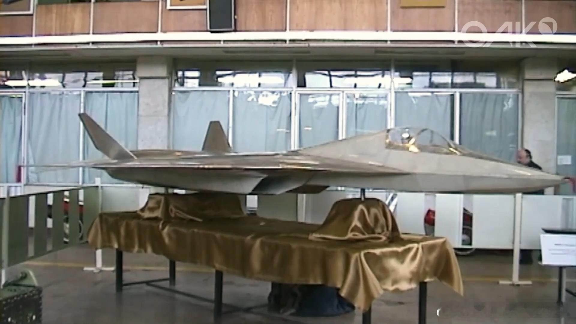 日耳曼赢学每天认识一件兵器➡️苏57/PAKFA早期测试模型（图1）与NLCA