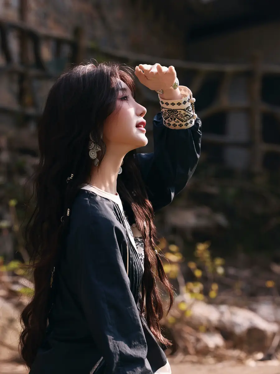 毛晓彤穿民族风服饰阳光下微笑长发飞扬浪漫自由