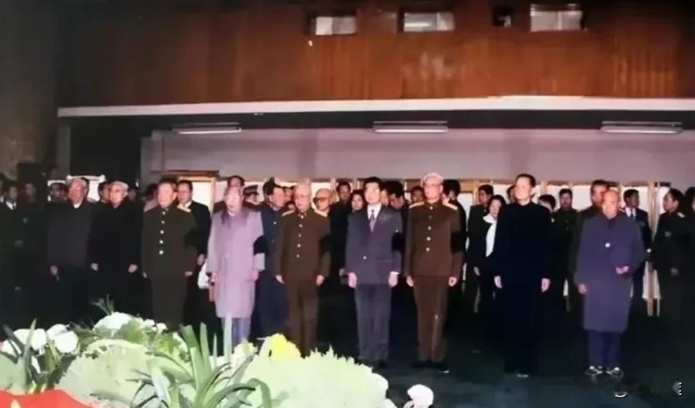 开国上将杨得志遗体告别仪式现场。1994年10月，身经百战、功勋卓著的杨得志老