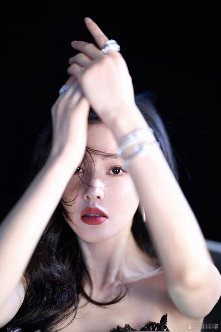 张天爱张天爱最近造型绝了！时而活泼灵动像甜妹，时而气场全开似女王，风格百变，怎么