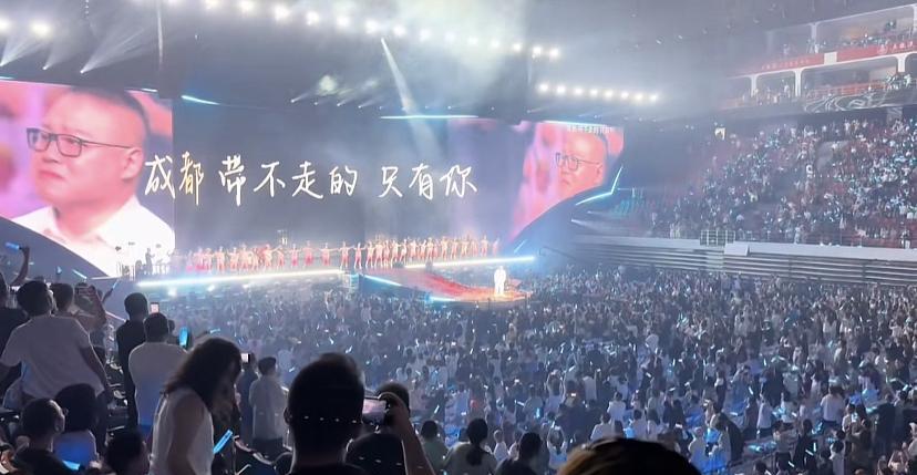昨晚，德云社相声演员岳云鹏在成都举办的演唱会圆满成功。演出场馆座无虚席。舞台上下