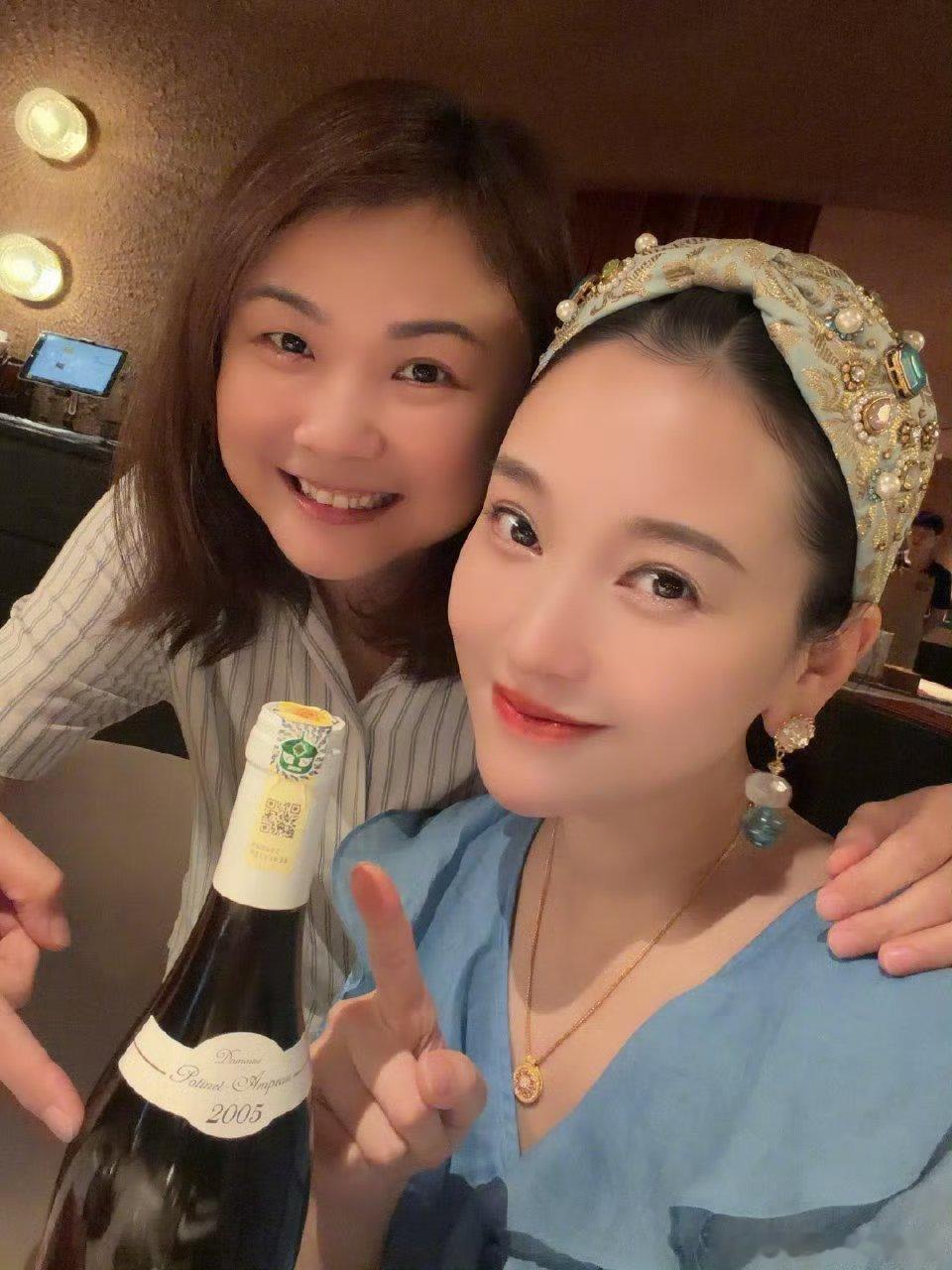 金莎00年的弟弟05年的酒金莎和00年丈夫孙丞潇与相识二十一年的马来西亚老友聚餐