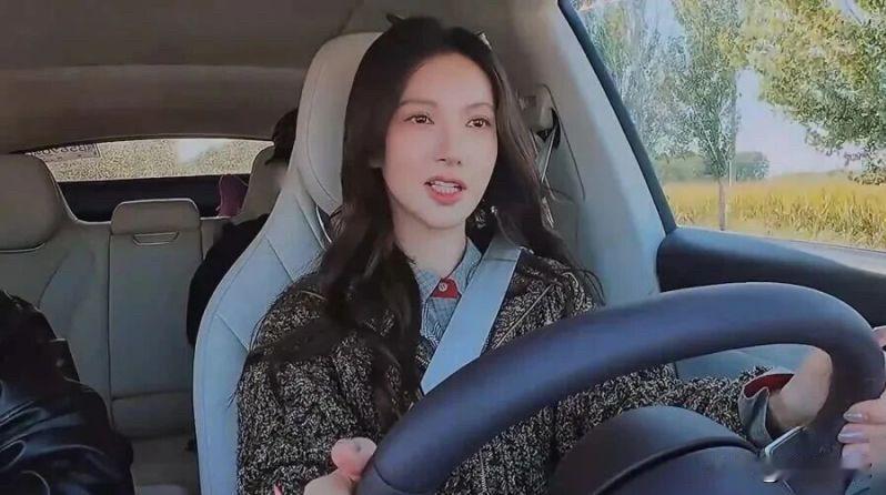 其实金晨这事没有很严重，撞到房屋等交警处理一下然后赔偿+道歉不就行了？普通人也是