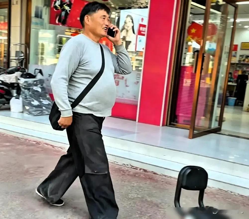 从大衣哥到楚门：那个唱滚滚长江东逝水的农民，15年后终于不装了！2026年9