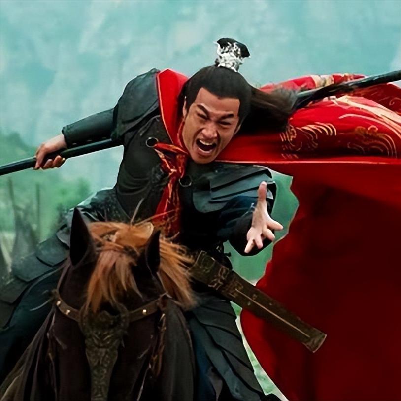 演员，何润东，在演新三国里的吕布时，父母担心，他长期骑马，对身体不好，为此专门投