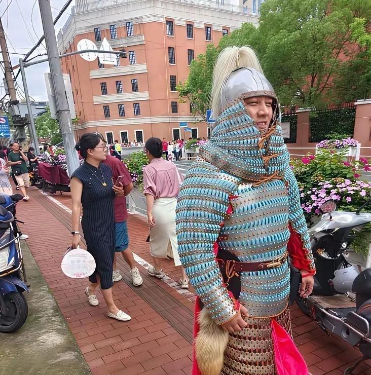 穿成这样去送考孩子可高兴了吗？