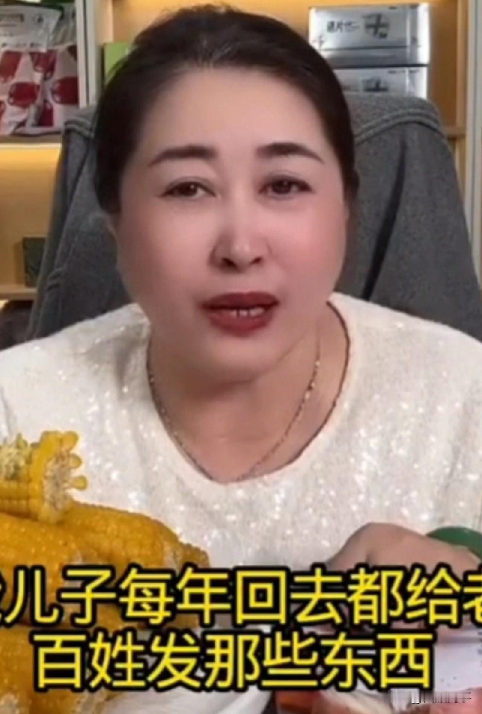 辛巴妈妈揭秘，辛巴过年回家给给百姓发钱，发礼品的真正原因！