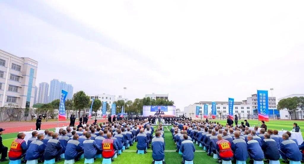襄阳监狱的高戒备监区里，关的全是刑期15年以上甚至无期、死缓的重刑犯很多人以为犯人判刑送进去后就铁板