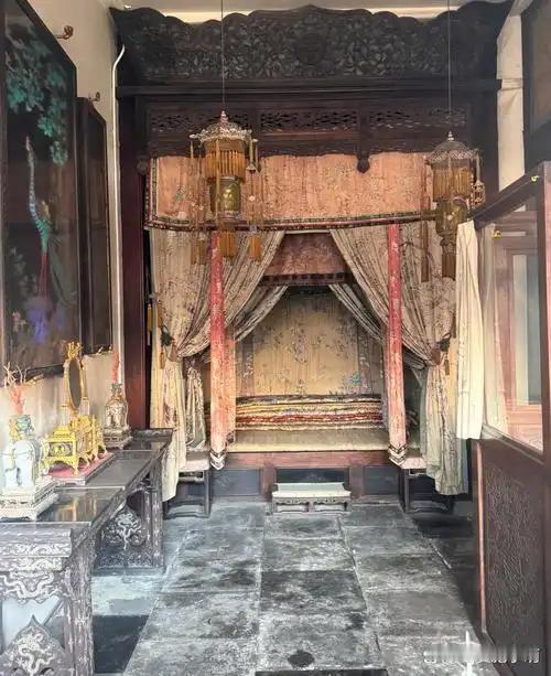 清朝皇帝寝宫床榻极狭小，摒弃历代大床奢华设计，为避险安眠，是独有宫廷习惯 去