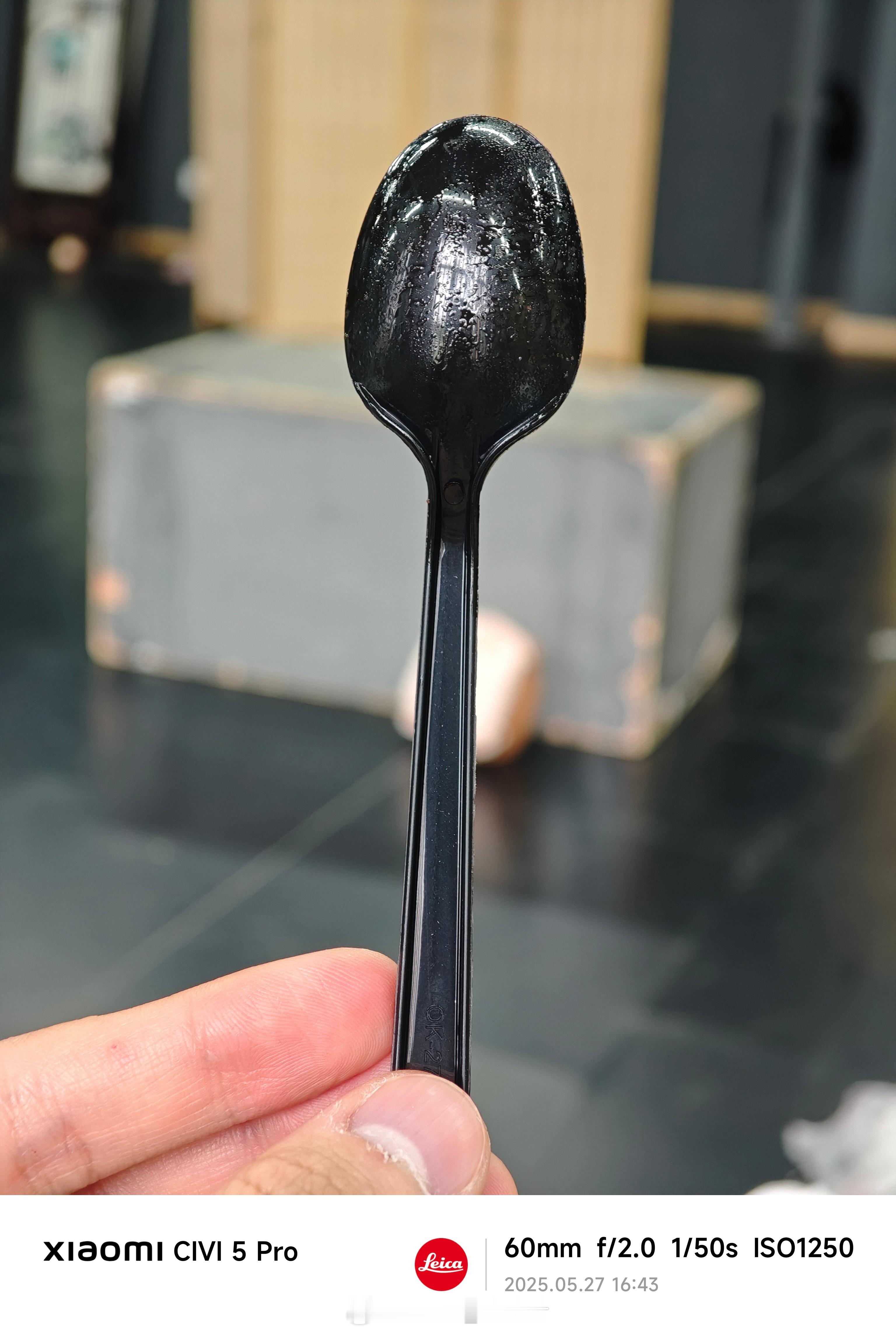 塑料浑身都是宝，做手机中框少不了。​​​