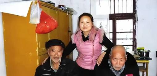 她刚出生就被爸妈丢下，送给了村里的一对单身汉兄弟。没想到，俩兄弟欢喜得不得了，而
