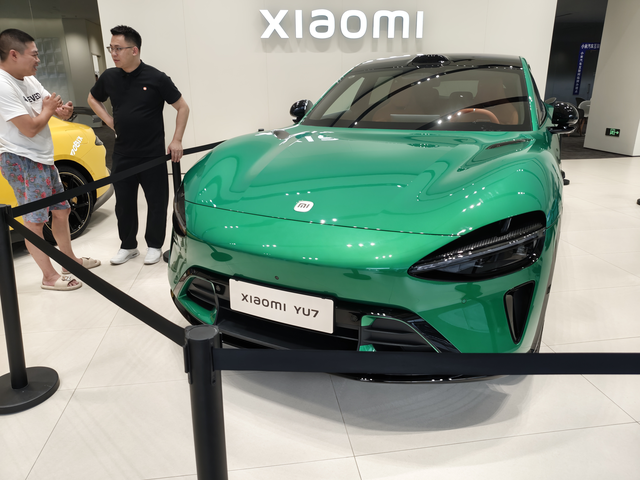 小米yu7还是狠帅的可惜还不能进去看内饰。到时候就去动态体验一下这款车。