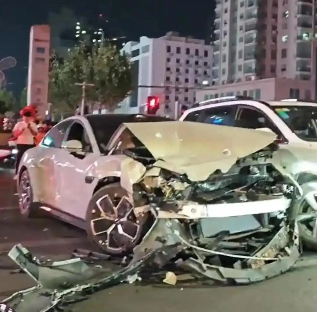 她大概后悔拍抖音了。真不知道这位郑州女车主是怎么寻思的。开新提的