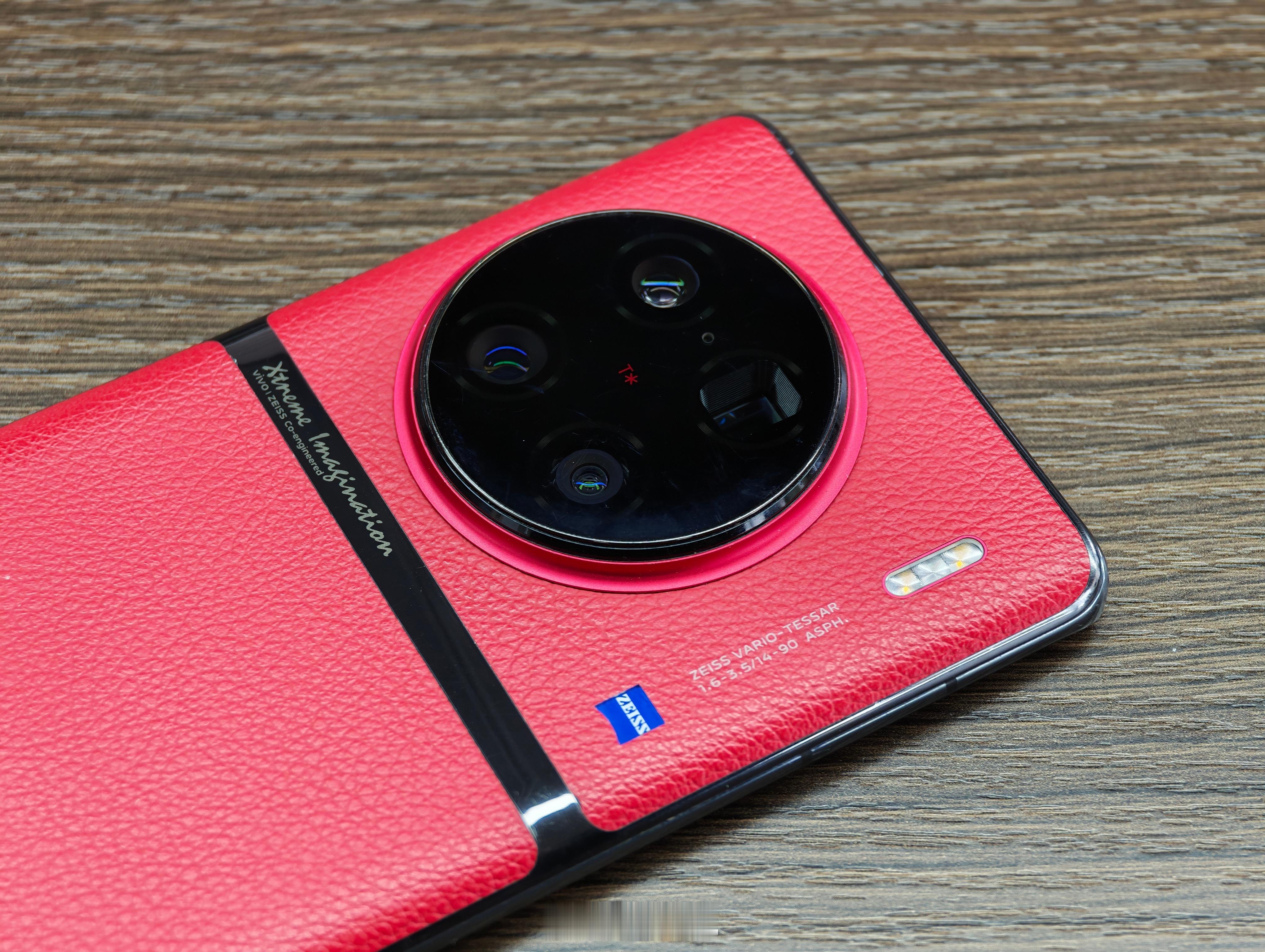 这一代的几台国产Ultra都采用了拼接的设计，这让我想起了当年的的X90Pro