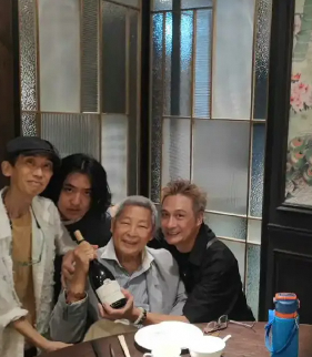 吴镇宇携子与周慧敏聚餐费曼长发尽显独特个性