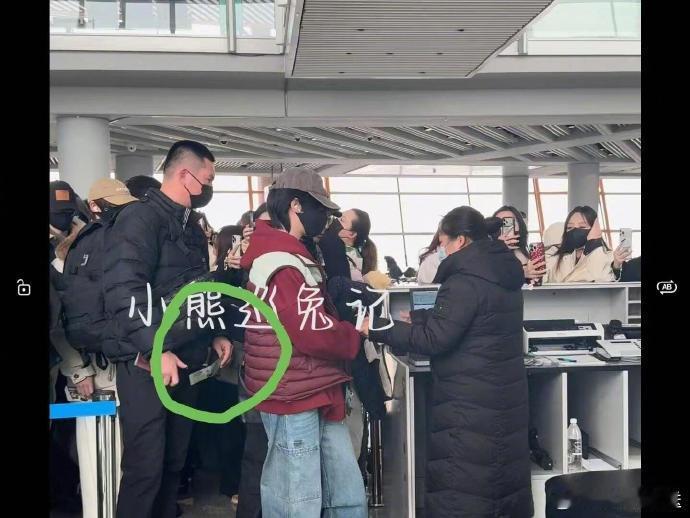 贺峻霖拿到了自己的应援机票十周年纪念之际，贺峻霖收到了后援会制作的特别应援机票