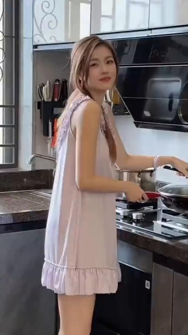 有时候真搞不懂老婆拿睡裙当擦手布的习惯。