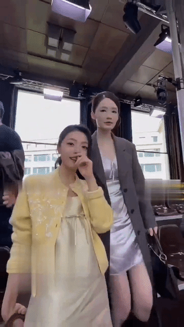 赵今麦和李沁合影真的好吃亏啊！麦麦很美很可爱，可是碰上李沁这巴掌大的小脸，赵今麦