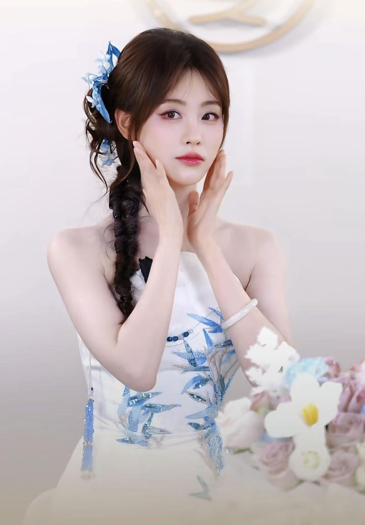 祝绪丹这一身新中式造型太绝了[赞]白裙映着蓝竹刺绣，侧编发垂着蓝花流苏[比心]像