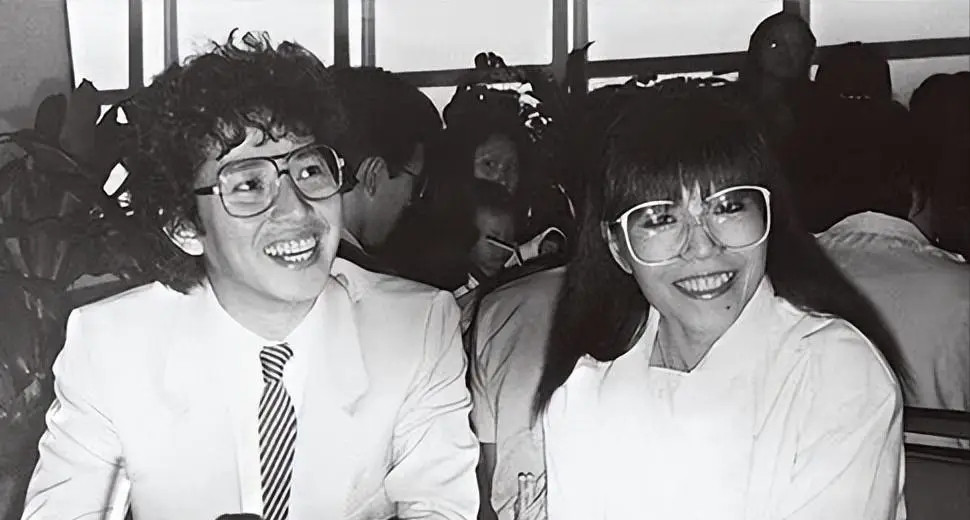 1996年，谭咏麟突然对妻子杨洁薇说：“我把10亿家产都给你，我要让儿子回家。