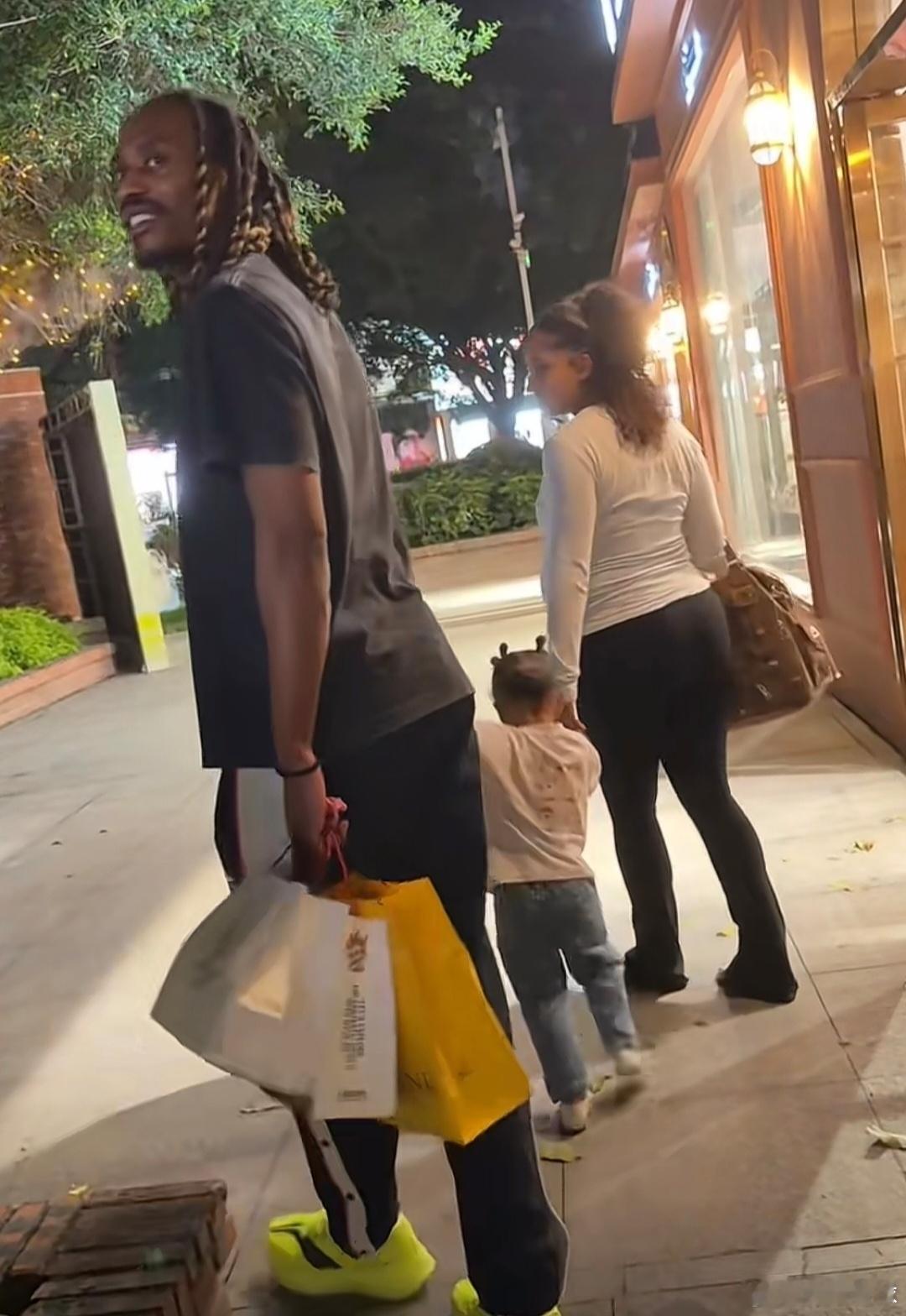 麦考尔经纪人透露：麦考尔的第二个孩子即将在广州出生，他对中国非常有归属感，早早就