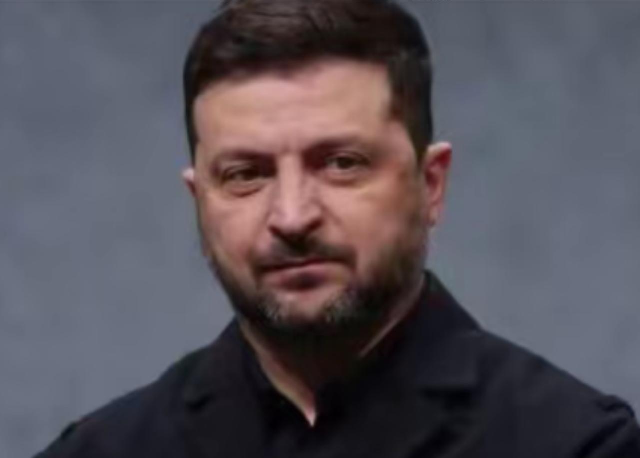 泽连斯基现在连装都不装了。以前他去欧洲，是求人。穿着军绿色T恤站在各国议会里