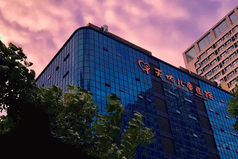 嫣然儿医欠租两千万房东发声家人们！李亚鹏创办的嫣然天使儿童医院，欠租3000万