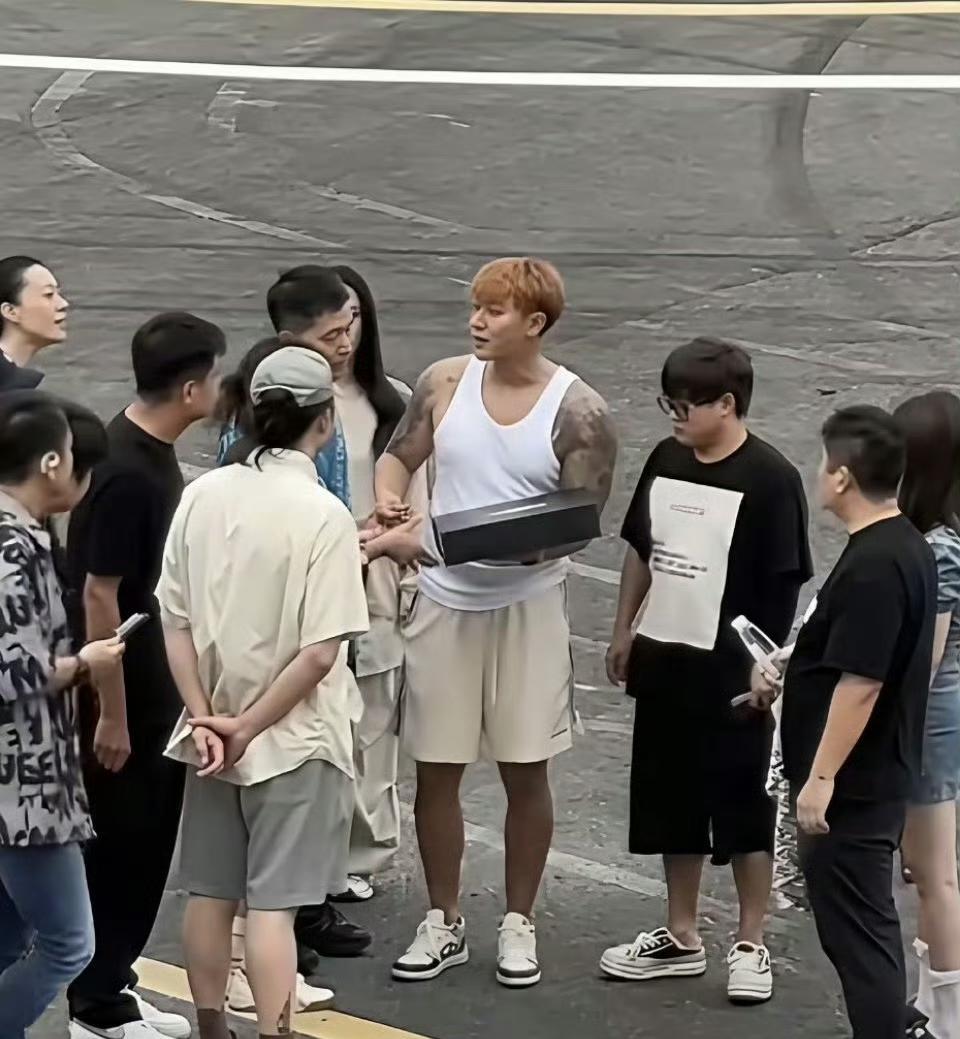 最近黄子韬的日常照流出，照片里的他相比婚前明显发福很多，对比之前的小鲜肉照片，网