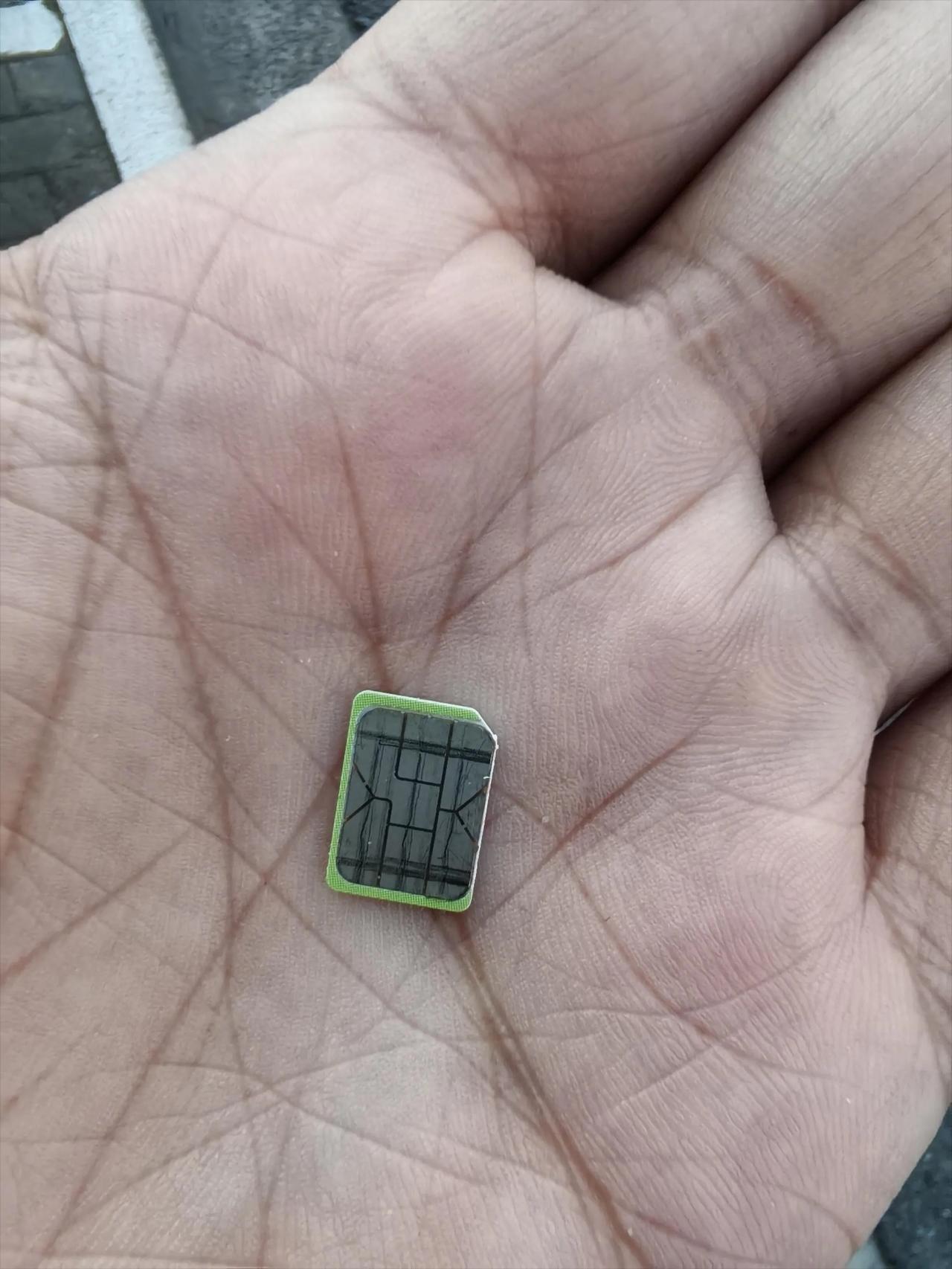 今天上午手机突然没有信号了，以为欠费，充费后依然没有信号。用别的手机替换手机卡一