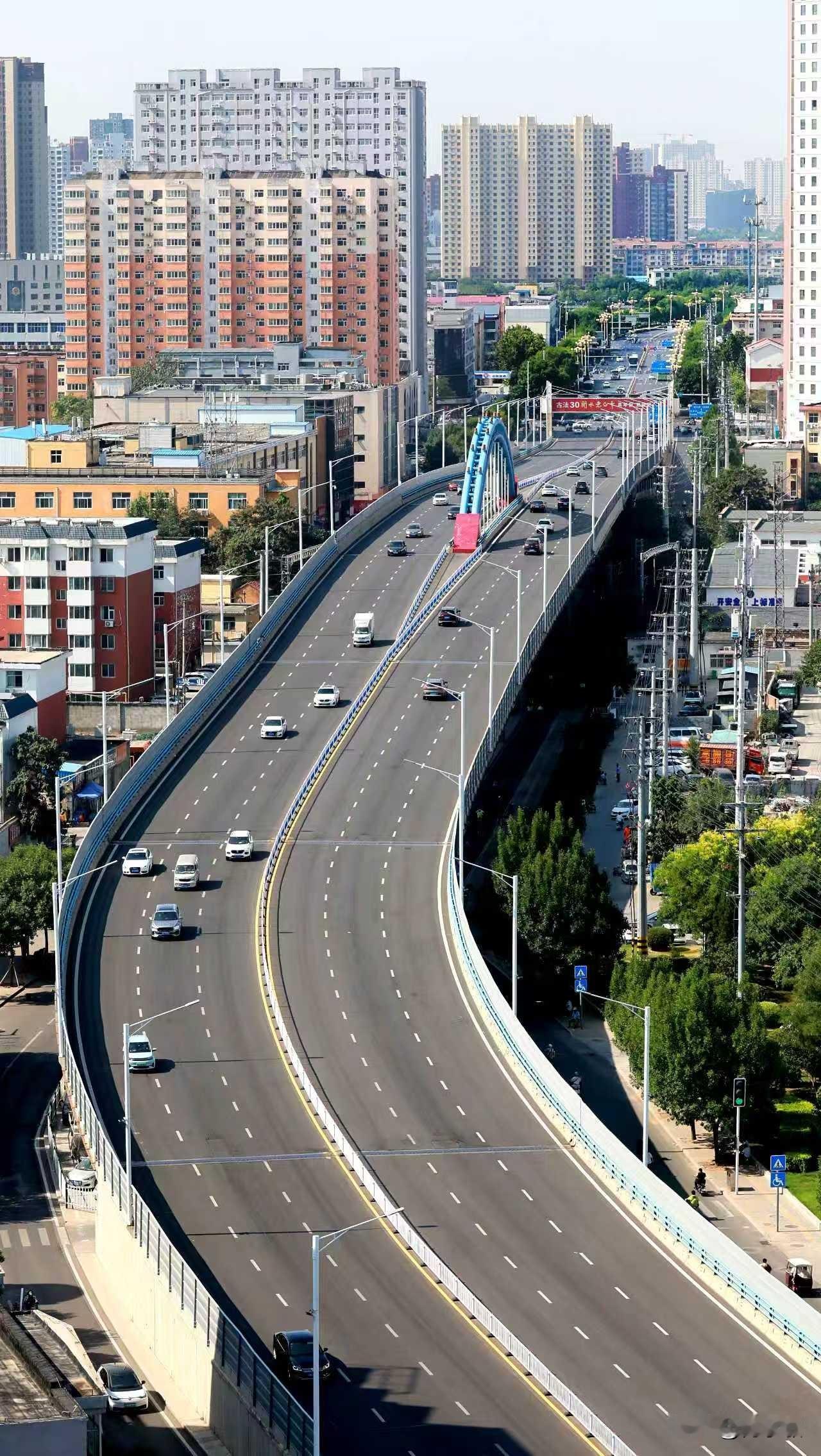 山东老旧涵洞遇涝变孤岛，德州跨铁路交通亟待破局？京沪铁路纵贯