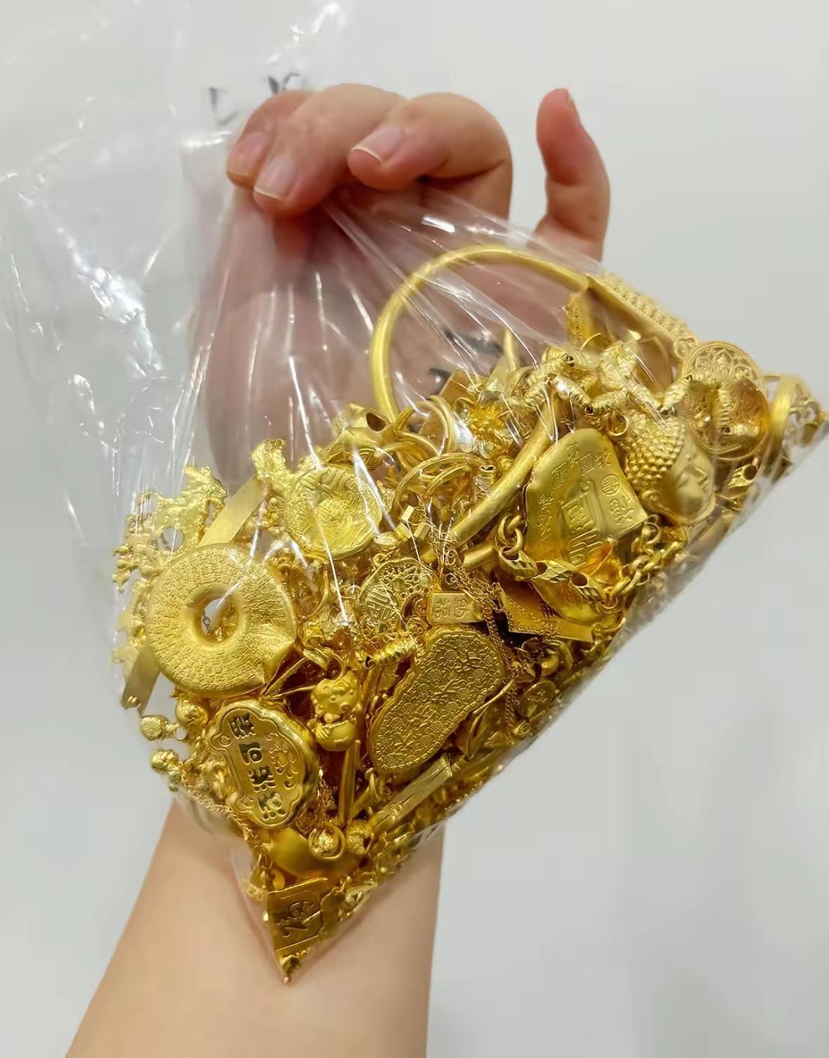 我表姐在邮政银行干了十二年昨天发微信教我一招说手里有闲钱别傻傻存定期一年