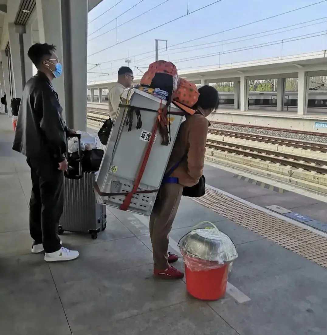 “你辛苦，跟我有什么关系？”这句话为何会让父母如此愤怒？在辽宁某工地，一名父亲顶着30多度的高温劳作