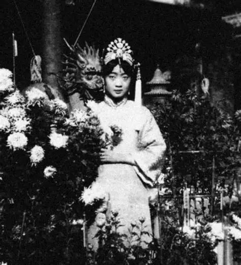 1922年12月1日，大清最后一次大婚，婉容坐在洞房的炕上，顶着凤冠，穿着喜服，