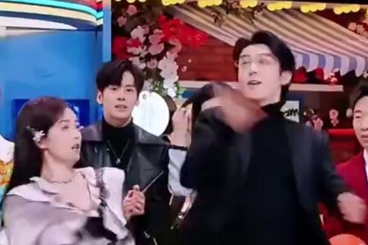 2026年1月4日，白鹿与王鹤棣在浙江嘉善同框录制爱奇艺综艺《宇宙闪烁请注意》。