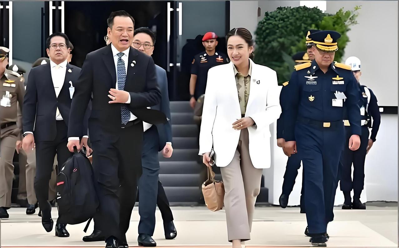 佩通坦很聪明，懂得放下，而阿努廷深陷信任危机。自从佩通坦被解职后，又辞去了为