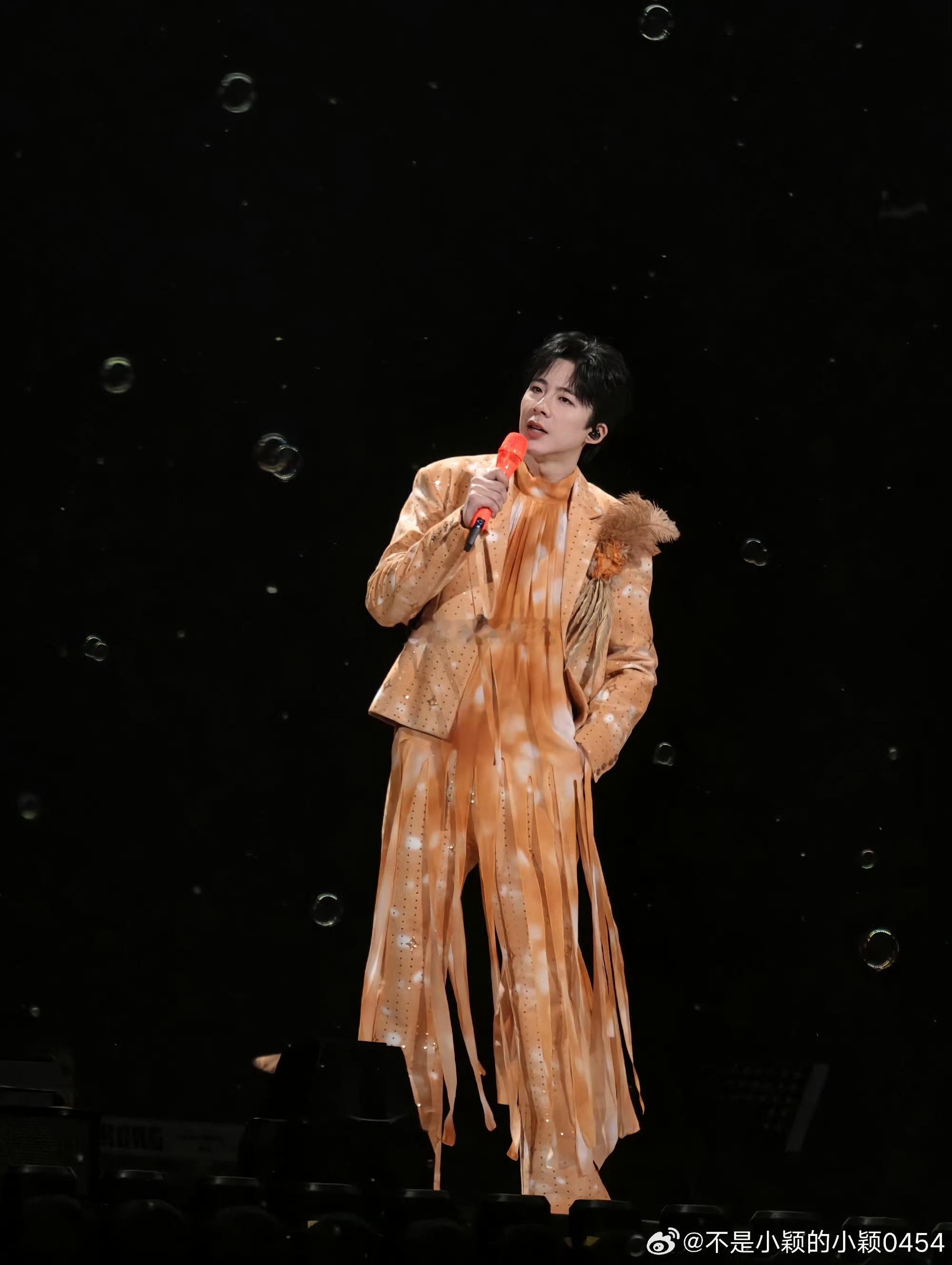 刘宇宁主场含糖量家人们谁懂这甜蜜暴击🍬！《fallinlove》一响，我