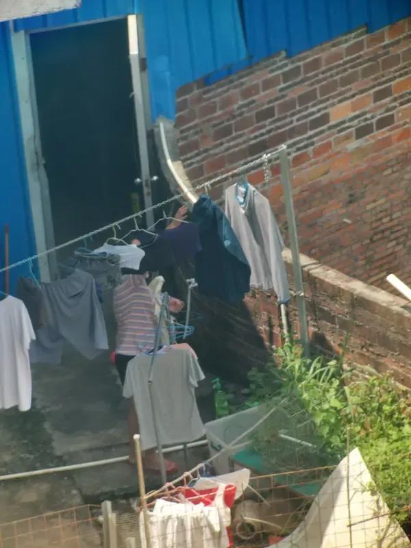 在闺女家住了1年。我的退休金3000，昨天女婿不在家，闺女和我说：“妈，和你说个