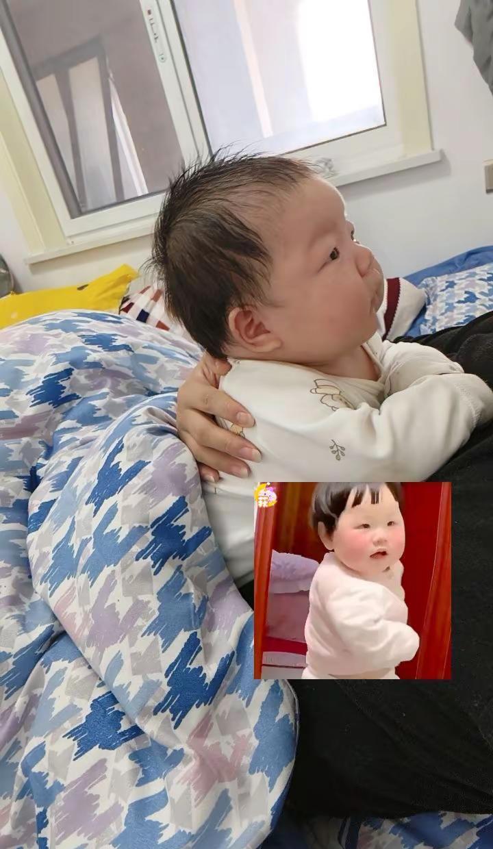 说真的，谁能扛得住这种眼神杀？刚满月的小家伙为了看妈妈一眼，脸都憋红了还在拼命