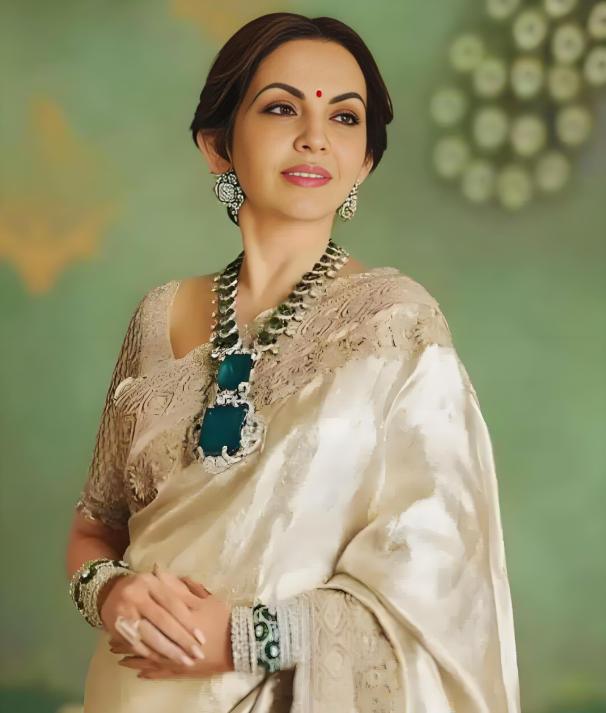 印度首富老婆：600个仆人伺候，每块宝石都有手掌大，鞋只穿一次！当印度人还在吃上