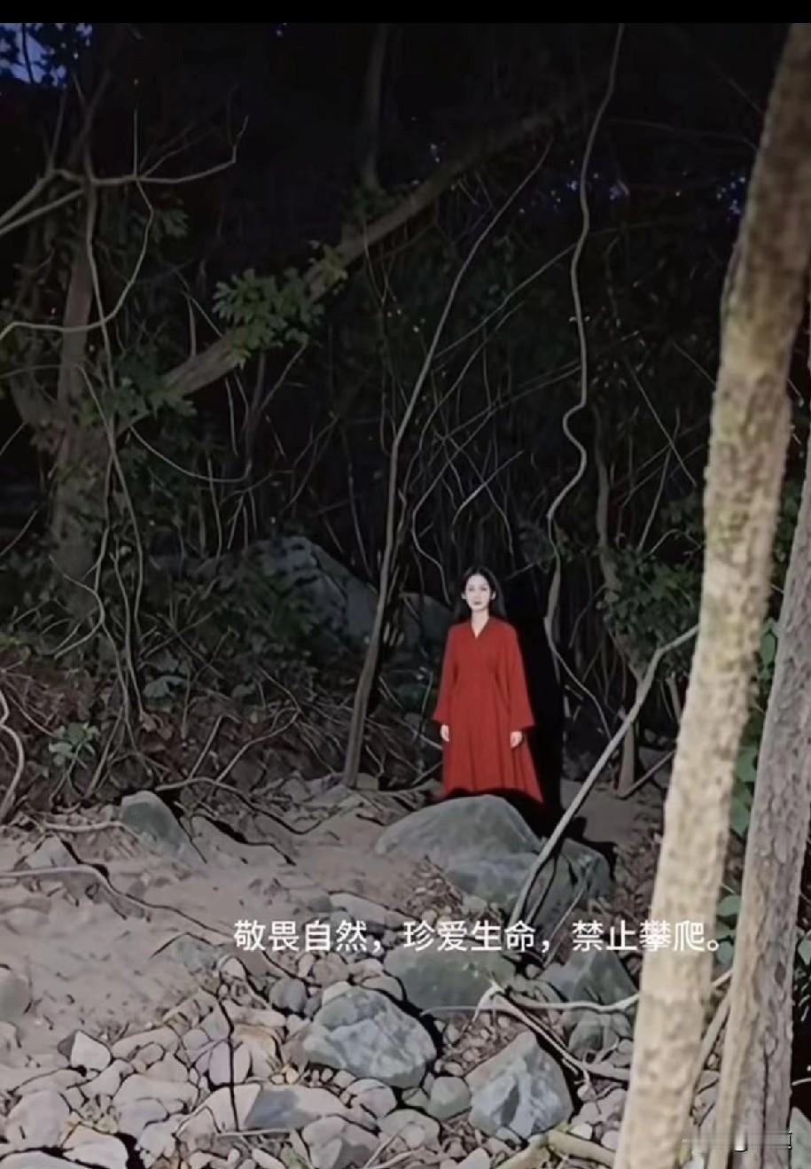 45岁离异男子带一女儿12岁，和未离婚的30岁女同事好了三年了。最近女同事突然