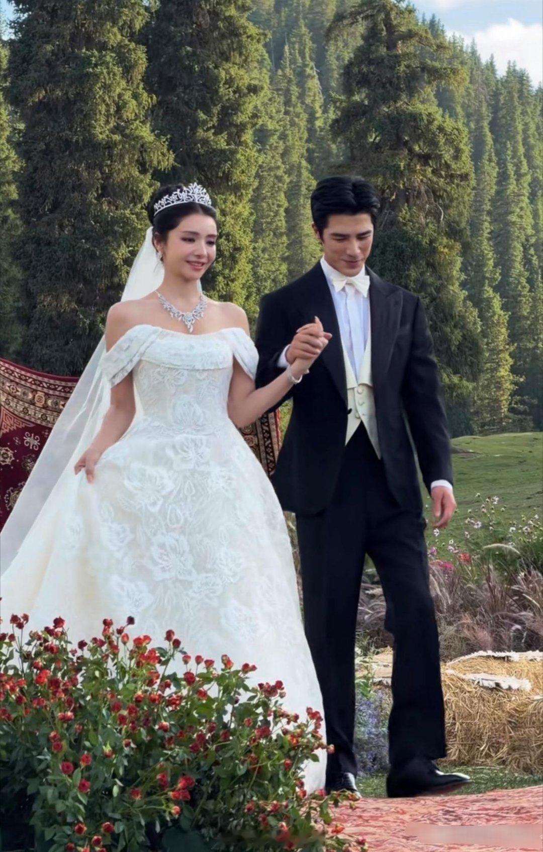 姜潮麦迪娜结婚7年补办婚礼，有多舍得花费？现场糕点价值一套房