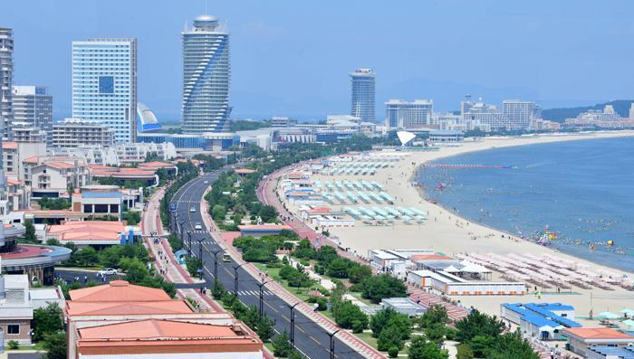 人民的名胜朝鲜东海名胜——明沙十里建成了雄伟壮丽的现代化海岸旅游城市——元山葛