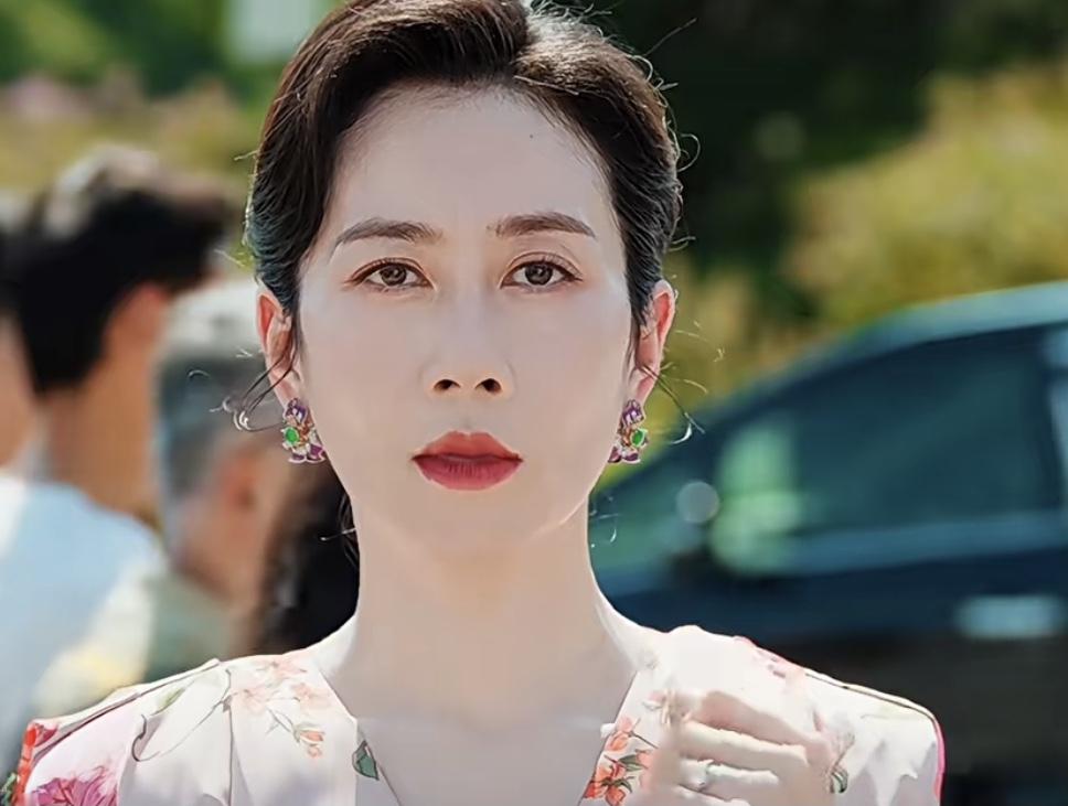 《许我耀眼》里的许妍，在决定和丈夫沈皓明离婚后，干起了直播带货，她的婆婆不仅没有