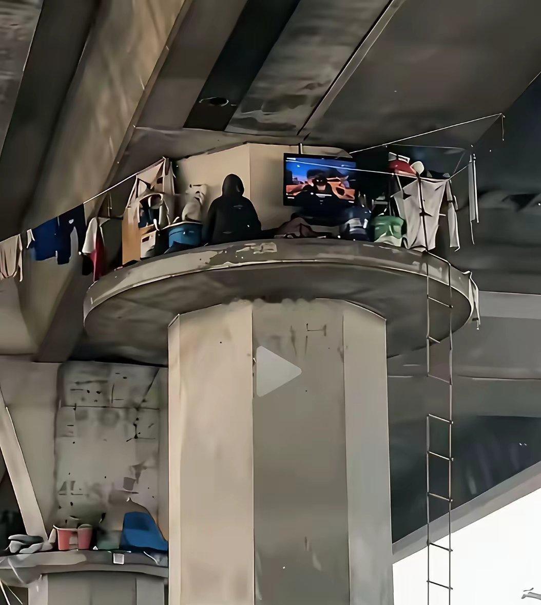 美国洛杉矶市的流浪汉们，住在高架桥的桥墩上和巨型广告牌上大家觉得美国还香吗？​