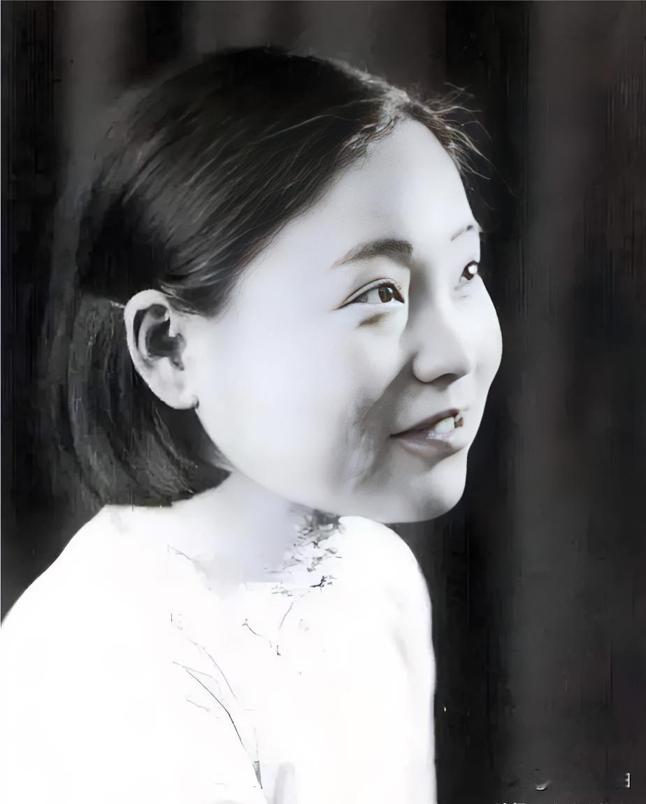 为不负祖父临终重托，她守寡一生，以百年岁月重建了家族的荣耀1925年夏，苏州富