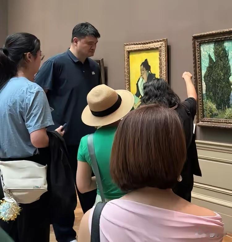 姚明一家三口现身纽约！这身高真的太抢眼了，简直就是“移动的长城”啊！16岁的姚